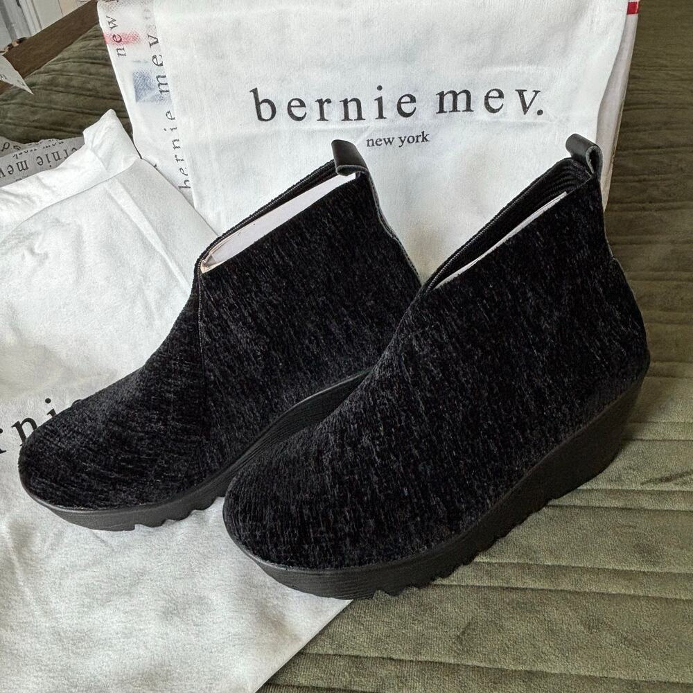 Bernie Mev. New York Black Textured Wedge Ankle Booties Women’s Size 36